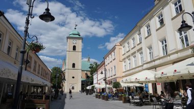 Rzeszow, Polonya - 31 Mayıs 2023: İnsanlar güneşli bir günde eski Rzeszow kasabasındaki eski binaların yakınlarına gidiyorlar