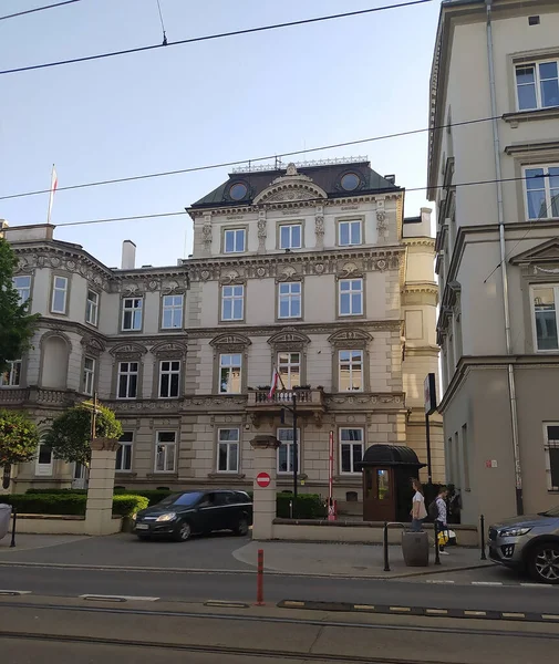 Krakau Polen Mai 2023 Menschen Der Nähe Der Typischen Altbaufassade — Stockfoto