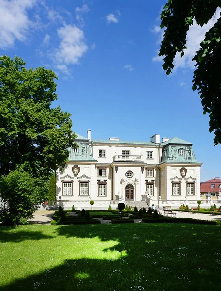 Stary Pałac Zielona Trawa Rzeszowie Polska Słoneczny Dzień — Zdjęcie stockowe