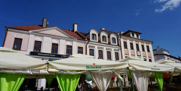 波兰Rzeszow 2023年5月31日 阳光普照的老Rzeszow镇市场广场的咖啡店 — 图库照片