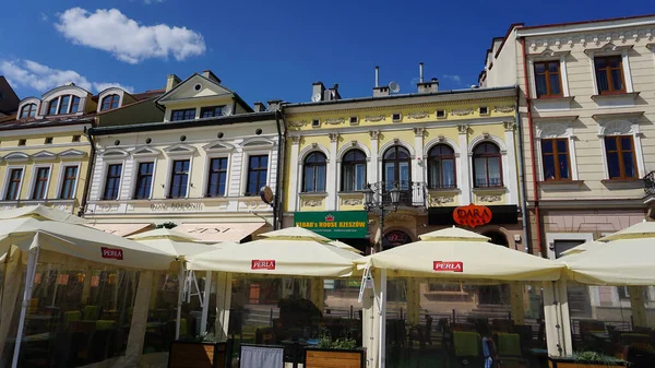 Rzeszow ポーランド 2023年5月31日 晴れた日に旧市街のRzeszowのマーケット広場のカフェ — ストック写真