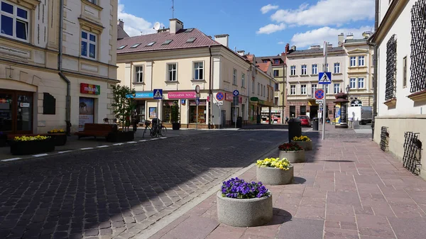 ポーランドのRzeszow 2023年5月31日 晴れた日に旧市街のRzeszowのMarket広場近くの古い建物 — ストック写真