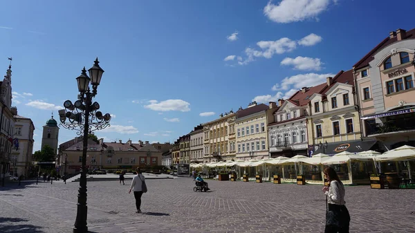 波兰Rzeszow 2023年5月31日 阳光灿烂的一天 人们去老Rzeszow镇的市场广场 — 图库照片