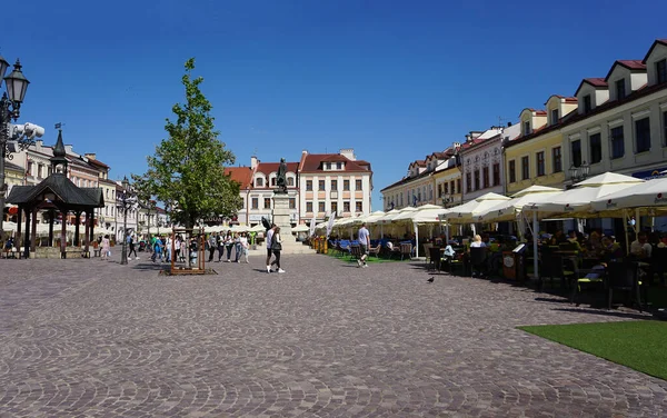 波兰Rzeszow 2023年5月31日 阳光灿烂的一天 人们去老Rzeszow镇的市场广场 — 图库照片