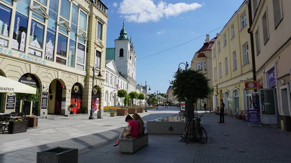 Rzeszow Lengyelország 2023 Május Emberek Régi Épületek Közelében Rzeszow Óvárosában — Stock Fotó