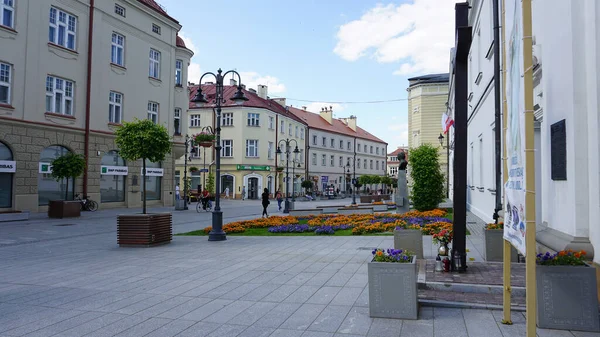 Rzeszow Πολωνία Μαΐου 2023 Άνθρωποι Που Πηγαίνουν Κοντά Παλιά Κτίρια — Φωτογραφία Αρχείου