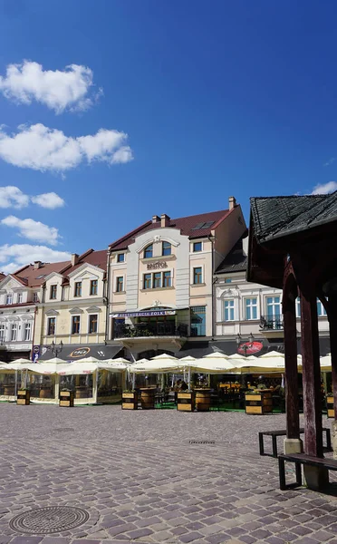 波兰Rzeszow 2023年5月31日 阳光灿烂的一天 人们在老Rzeszow市市场广场的咖啡店休息 — 图库照片