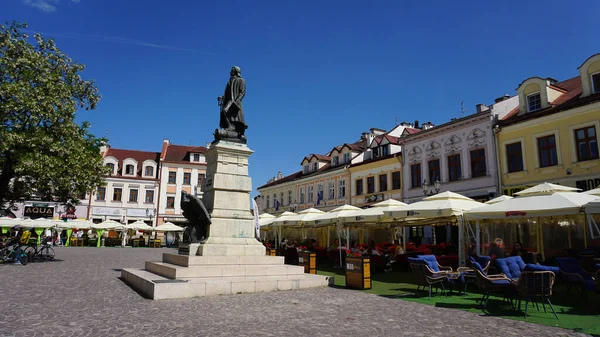 ポーランドのRzeszow 2023年5月31日 人々は晴れた日にRzeszowの旧市街のマーケット広場でカフェで休んでいます — ストック写真