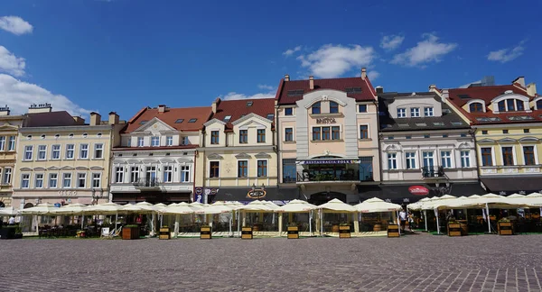 波兰Rzeszow 2023年5月31日 阳光灿烂的一天 人们在老Rzeszow市市场广场的咖啡店休息 — 图库照片