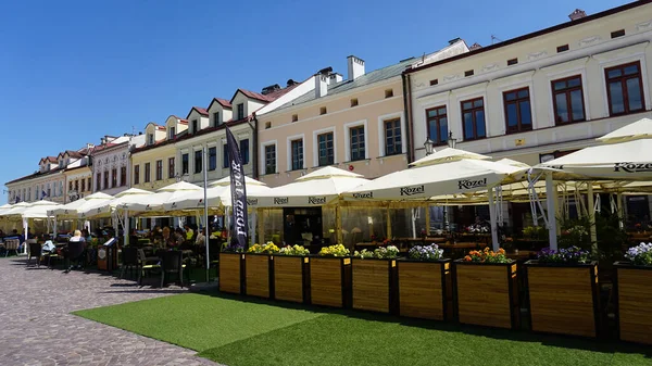 ポーランドのRzeszow 2023年5月31日 人々は晴れた日にRzeszowの旧市街のマーケット広場でカフェで休んでいます — ストック写真