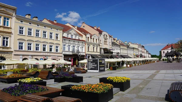 波兰Rzeszow 2023年5月31日 阳光灿烂的一天 人们在老Rzeszow的市场广场休息 — 图库照片