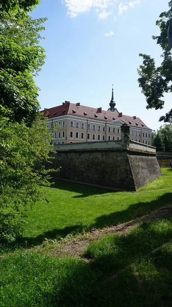 ルネッサンス ジェシュフ城 ジェシュフは 晴れた日で Subcarpathians ポーランドの主要なランドマークの つの風光明媚なビュー — ストック写真
