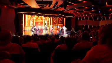 Barcelona, İspanya - 25 Mayıs 2023: İtalya 'da inşa edilmiş en büyük yolcu gemisi olan MSC Grandiosa' nın yolcu gemisinde veya yolcu gemisinde yapılan tiyatro gösterisi.