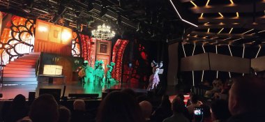 Barcelona, İspanya - 25 Mayıs 2023: İtalya 'da inşa edilmiş en büyük yolcu gemisi olan MSC Grandiosa' nın yolcu gemisinde veya yolcu gemisinde yapılan tiyatro gösterisi.