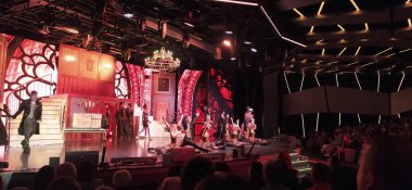 Barcelona, İspanya - 25 Mayıs 2023: İtalya 'da inşa edilmiş en büyük yolcu gemisi olan MSC Grandiosa' nın yolcu gemisinde veya yolcu gemisinde yapılan tiyatro gösterisi.