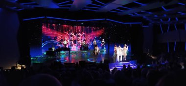 Barcelona, İspanya - 25 Mayıs 2023: İtalya 'da inşa edilmiş en büyük yolcu gemisi olan MSC Grandiosa' nın yolcu gemisinde veya yolcu gemisinde yapılan tiyatro gösterisi.