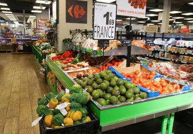 Marsilya, Fransa - 29 Mayıs 2023: Carrefour süpermarket içi. Carrefour Avrupa 'nın en önemli hipermarket zincirlerinden biridir.