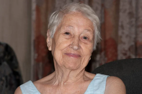 一个笑容满面的老年妇女的肖像 — 图库照片