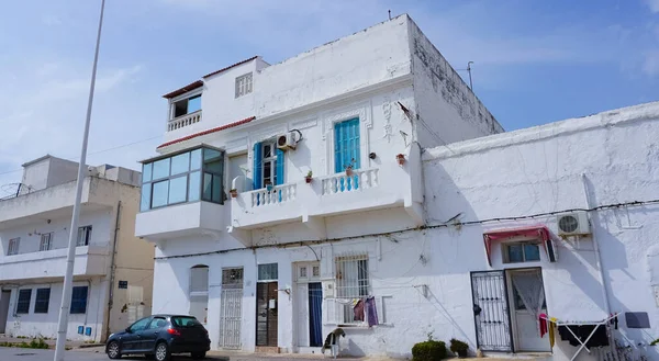 La Goulette, Tunus: Evi olan bir caddede yol