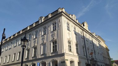 Krakow, Polonya - 22 Mayıs 2023: Krakow eski kasabasından tipik eski bina cephesi