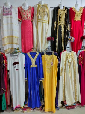 La Goulette limanında tipik Tunus kıyafetleriyle dolu bir giyim mağazası..