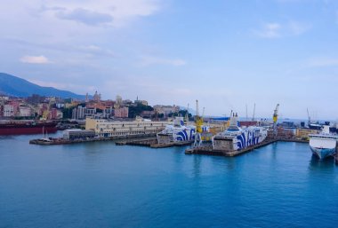 Cenova, İtalya - 27 Mayıs 2023: Cenova Limanı 27 Mayıs 2023 tarihinde Ceneviz, İtalya 'da yolcu gemileri, yatlar ve botlarla
