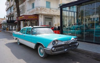 La Goulette, Tunus - 25 Mayıs 2023: La Goulette, Tunus 'ta eski bir Dodge araba parkı.