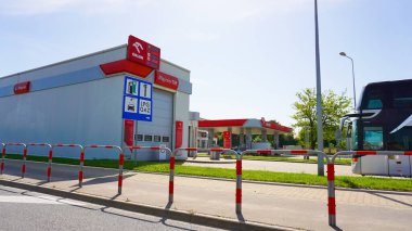 Krakow, Polonya - 22 Mayıs 2023: Krakow, Polonya 'daki Orlen benzin istasyonunun fiyat tahtası .