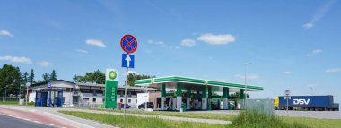 Krakow, Polonya - 22 Mayıs 2023: BP benzin istasyonu. British Petroleum, İngiltere 'nin başkenti Londra' da bulunan çok uluslu bir petrol ve gaz şirketidir..