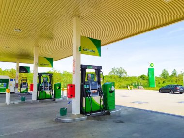 Krakow, Polonya - 22 Mayıs 2023: BP benzin istasyonu. British Petroleum, İngiltere 'nin başkenti Londra' da bulunan çok uluslu bir petrol ve gaz şirketidir..