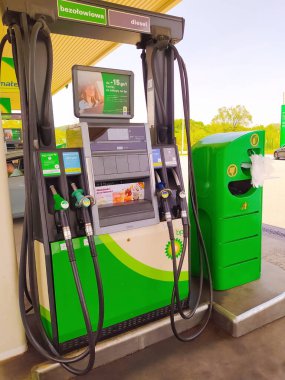 Krakow, Polonya - 22 Mayıs 2023: BP benzin istasyonu. British Petroleum, İngiltere 'nin başkenti Londra' da bulunan çok uluslu bir petrol ve gaz şirketidir..