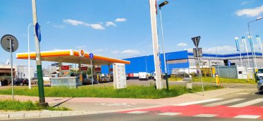 Krakow, Polonya - 22 Mayıs 2023: Antalya, Türkiye 'de güneşli bir günde deniz kabuğu benzin istasyonu - 11 Mayıs 2021. Shell, merkezi Hollanda 'da bulunan çok uluslu bir petrol ve gaz şirketidir..