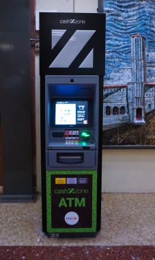 Ceneviz, İtalya - 27 Mayıs 2023: Cenova, İtalya 'daki duvar para makinesinde bir ATM deliği