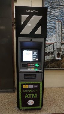 Ceneviz, İtalya - 27 Mayıs 2023: Cenova, İtalya 'daki duvar para makinesinde bir ATM deliği