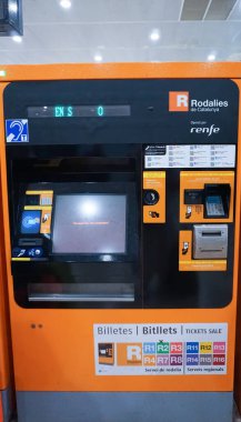 Barselona, İspanya - 18 Mayıs 2023: Rodalies treni için Barcelona, İspanya 'ya bilet onaylayıcısı. Rodalies de Catalunya 'da indirim