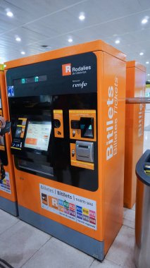 Barselona, İspanya - 18 Mayıs 2023: Rodalies treni için Barcelona, İspanya 'ya bilet onaylayıcısı. Rodalies de Catalunya 'da indirim