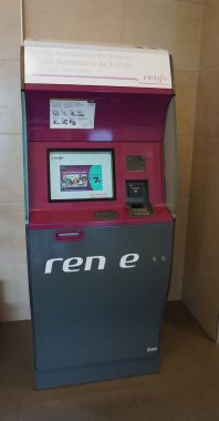 Barselona, İspanya - 18 Mayıs 2023: Rodalies treni için Barcelona, İspanya 'ya bilet onaylayıcısı. Rodalies de Catalunya 'da indirim