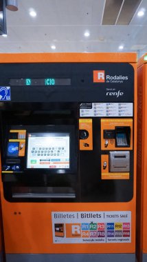 Barselona, İspanya - 18 Mayıs 2023: Rodalies treni için Barcelona, İspanya 'ya bilet onaylayıcısı. Rodalies de Catalunya 'da indirim