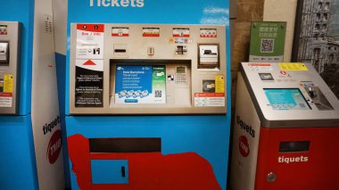 Barselona, İspanya - 23 Mayıs 2023: Barcelona, İspanya 'daki bir metro istasyonunda otomatik bilet satışı makinesi.