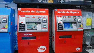 Barselona, İspanya - 23 Mayıs 2023: Barcelona, İspanya 'daki bir metro istasyonunda otomatik bilet satışı makinesi.