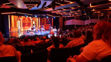 Barcelona, İspanya - 25 Mayıs 2023: İtalya 'da inşa edilmiş en büyük yolcu gemisi olan MSC Grandiosa' nın yolcu gemisinde veya yolcu gemisinde yapılan tiyatro gösterisi.