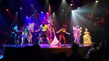 Barcelona, İspanya - 25 Mayıs 2023: İtalya 'da inşa edilmiş en büyük yolcu gemisi olan MSC Grandiosa' nın yolcu gemisinde veya yolcu gemisinde yapılan tiyatro gösterisi.