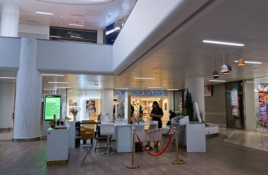Marsilya, Fransa - 29 Mayıs 2023: Fransa 'da Marsilya' daki Galeriler Lafayette alışveriş merkezinin içi