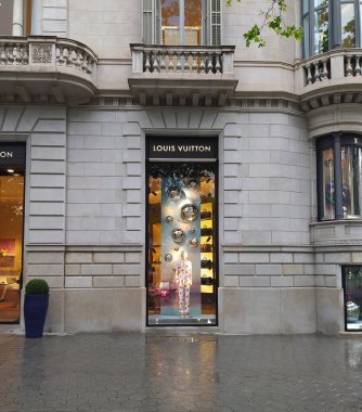 Barselona, İspanya - 25 Mayıs 2023: Louis Vuitton İspanya 'nın Barcelona kentindeki mağazada reklam tabelası