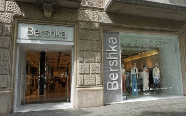 Barselona, İspanya - 25 Mayıs 2023: Bershka Mağazası. Bershka 1998 'de piyasadaki en genç hippileri hedef alan yenilikçi bir moda perakendecisi olarak kuruldu..