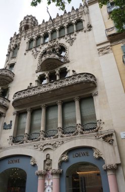 Barselona, İspanya - 25 Mayıs 2023: Barselona 'nın lüks alışveriş caddesi Passeig de Gracia' da Loewe mağazasının önünde yürüyen insanlar. Tüketim kavramı.