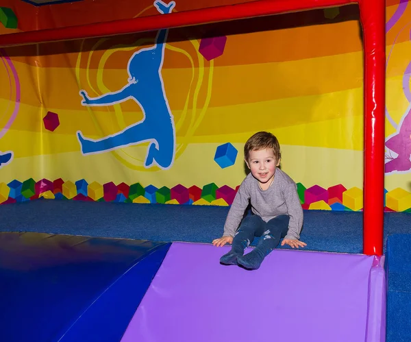 Der Kleine Junge Spielt Unterhaltungszentrum Der Kinder Oder Abstrakten Spielzimmer — Stockfoto