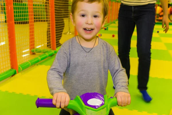 Kisfiú Játszik Gyermek Szórakoztató Központ Vagy Elvont Játszószoba Vagy Játszótér — Stock Fotó