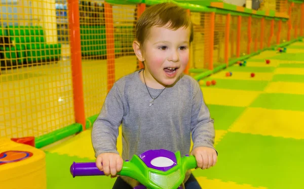 Kisfiú Játszik Gyermek Szórakoztató Központ Vagy Elvont Játszószoba Vagy Játszótér — Stock Fotó