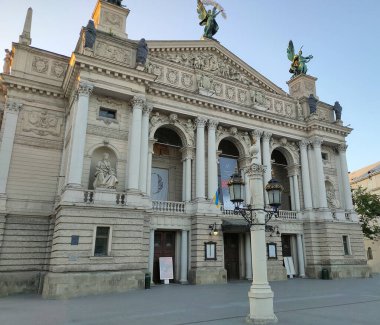 Lviv, Ukrayna - 31 Mayıs 2023: Solomiya Krushelnytska 'nın adını taşıyan Lviv Ulusal Akademik Opera ve Bale Tiyatrosu' nun önündeki Svobody Bulvarı 'nda faaliyet